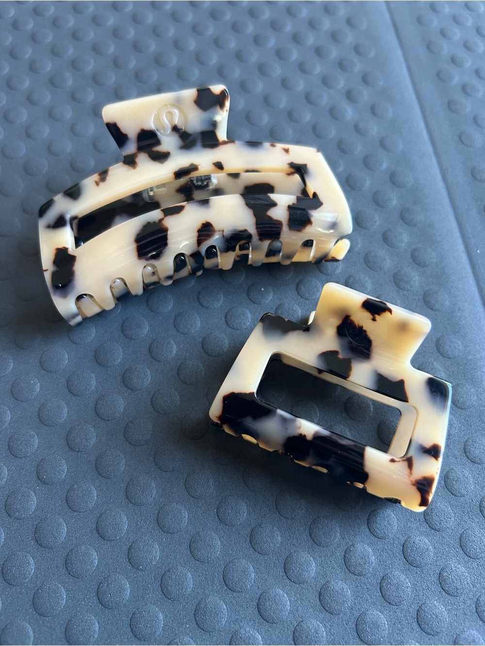 Lululemon Tortoiseshell Hair Claw Clip Set - Cream & Black